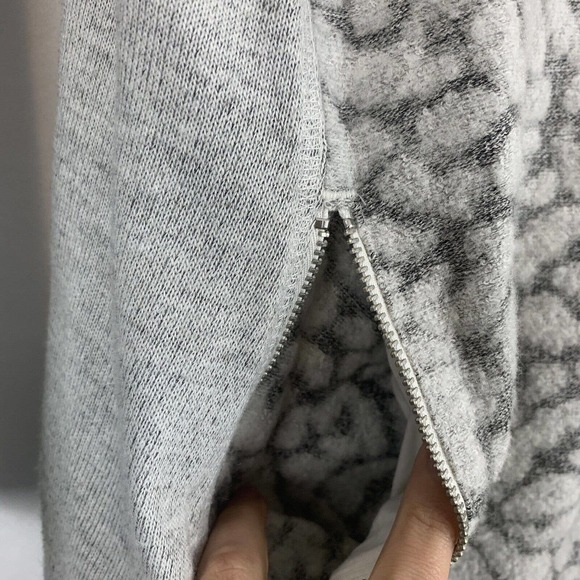 Lou & Grey animal print pocketed crewneck sweatshirt small - Picture 4 of 8